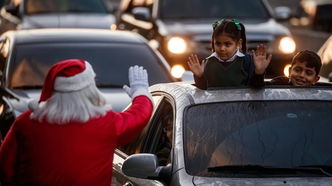Foto de Papá Noel saluda a varios niños en Caracas