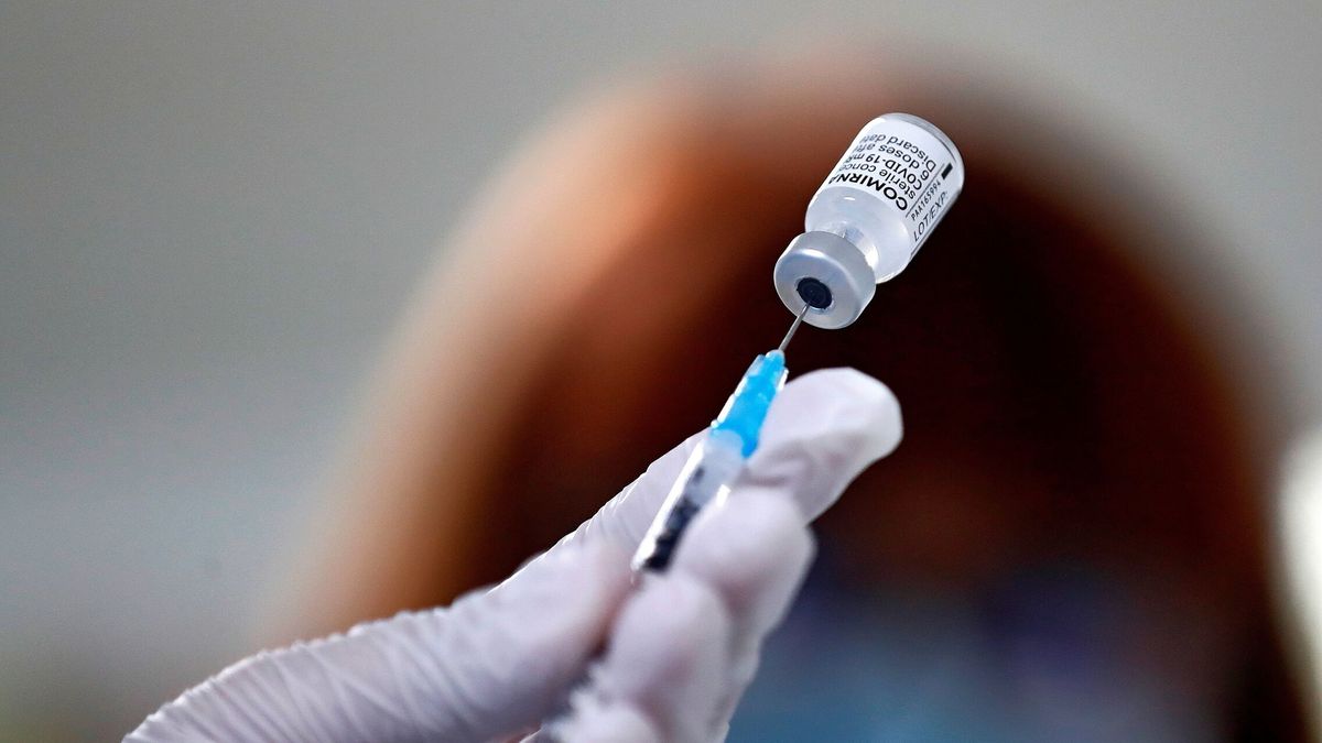 La EMA abre la puerta a una dosis de refuerzo a la población general con la vacuna de Pfizer