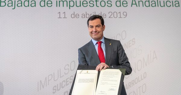 Foto: El presidente de la Junta de Andalucía, Juanma Moreno, tras firmar el decreto de rebaja de varios impuestos en Andalucía. (EFE)