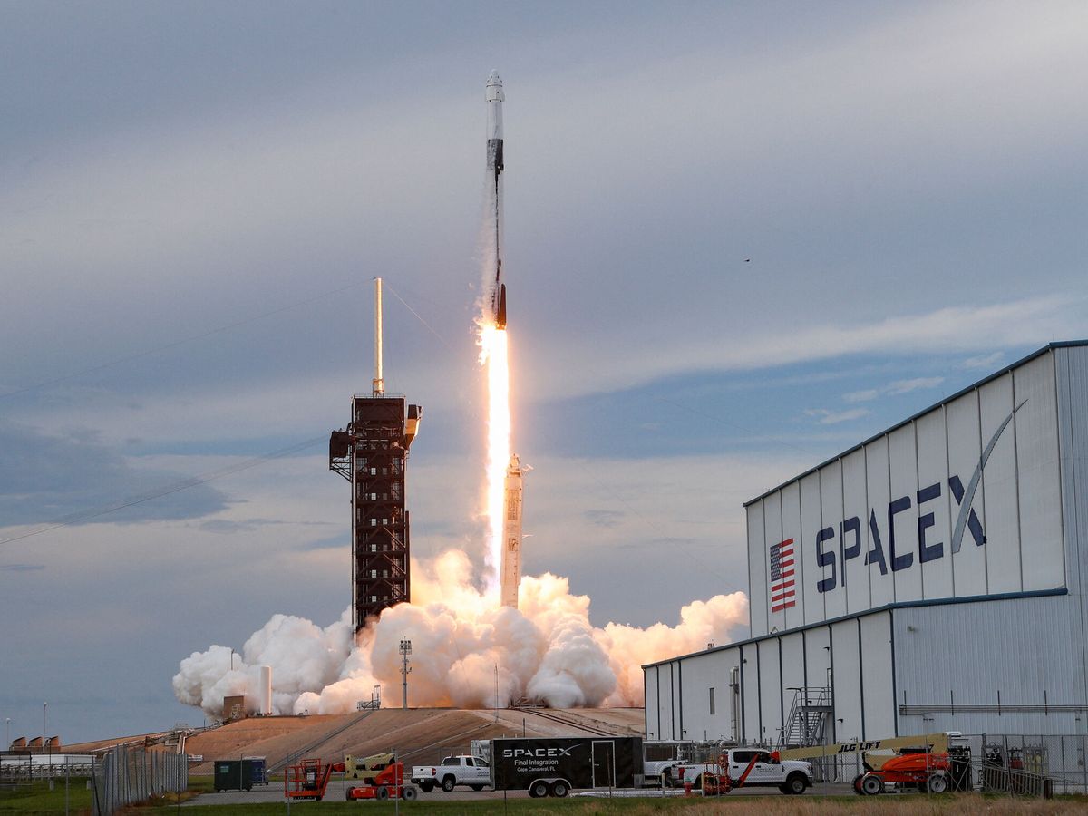 Foto: Elon Musk provocó una brecha en la ionosfera al lanzar el cohete de SpaceX Falcon 9 (REUTERS/Joe Skipper)