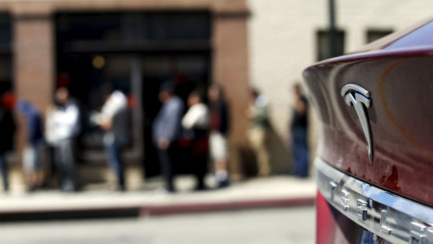 Un grupo de personas hace cola frente a un concesionario de Tesla en Los Angeles para pagar los 1.000 que cuesta reservar un Model 3. (Reuters)