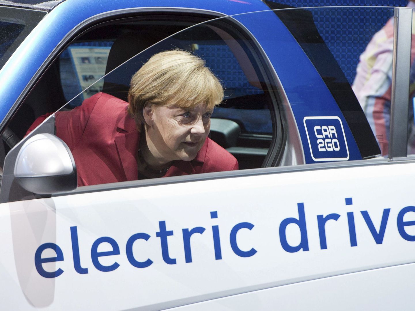 La canciller alemana, Angela Merkel, sale de un modelo eléctrico. (EFE)