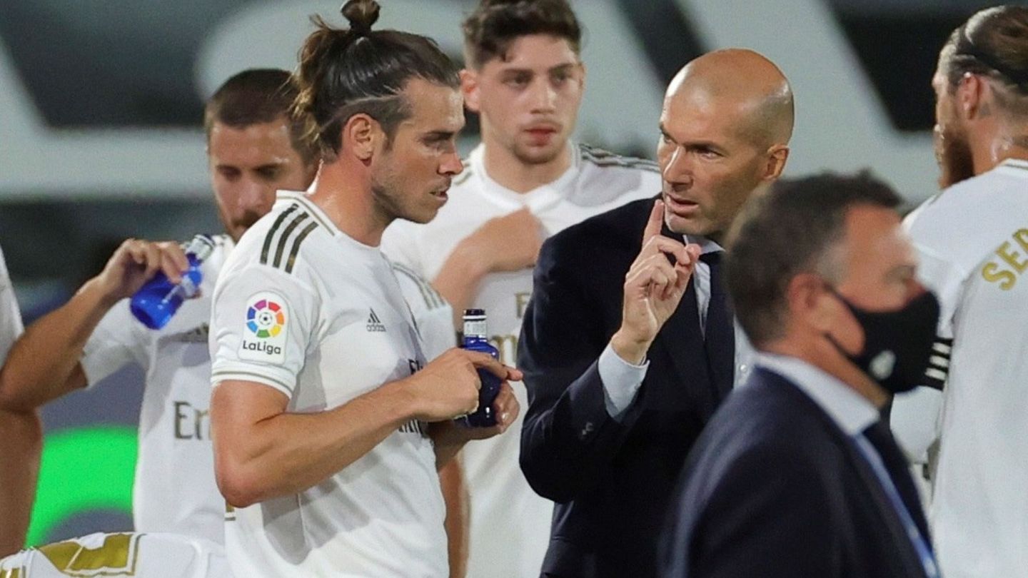 Zidane habla con Bale durante una pausa de hidratación. (Efe)