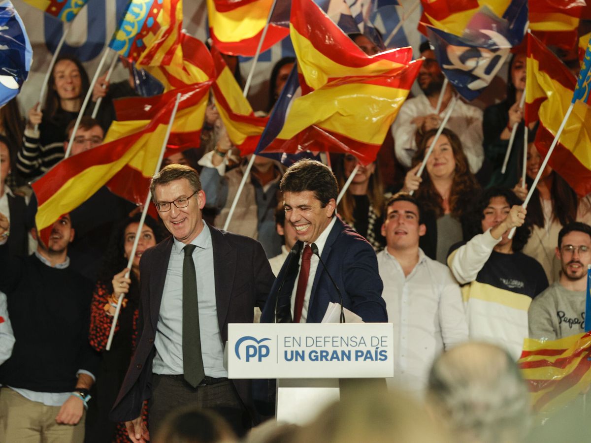 Foto: Feijóo y Carlos Mazón, en un mitin en Valencia. (EFE/Manuel Bruque)