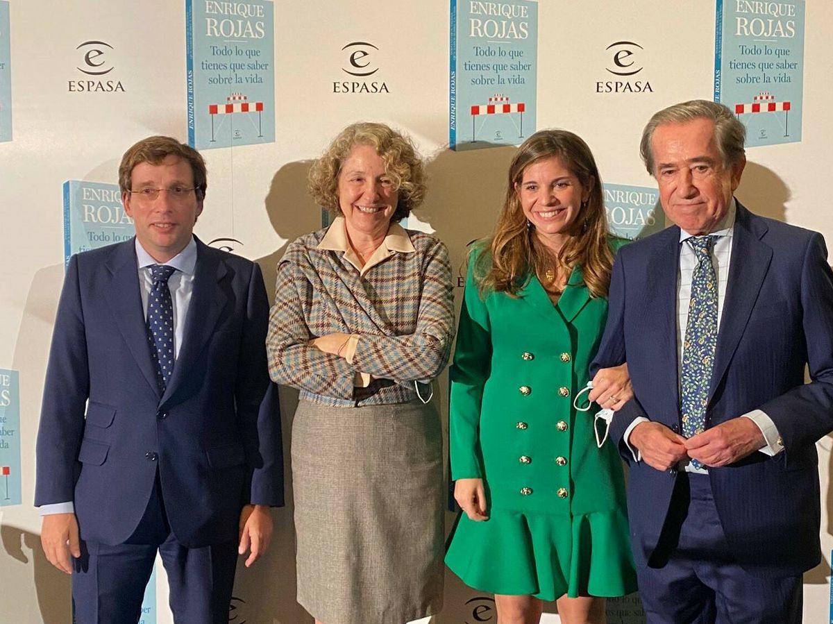 Foto: Dr. Enrique Rojas (derecha), junto al alcalde de Madrid, su editora y su hija Marian. (Espasa)