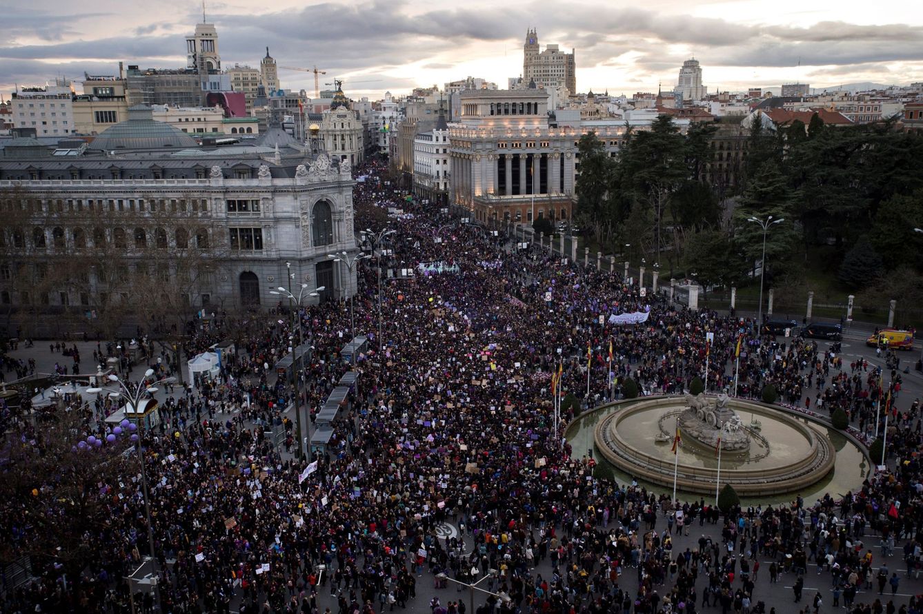 La manifestación del Día de la Mujer en Madrid, a su paso por la Cibeles, el pasado 8 de marzo. (EFE)