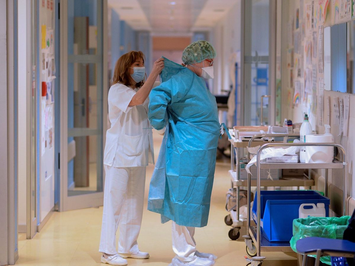 Foto: Una enfermera ayuda a una médico de Urgencias del Hospital Pío del Río Hortega de Valladolid. (EFE) 