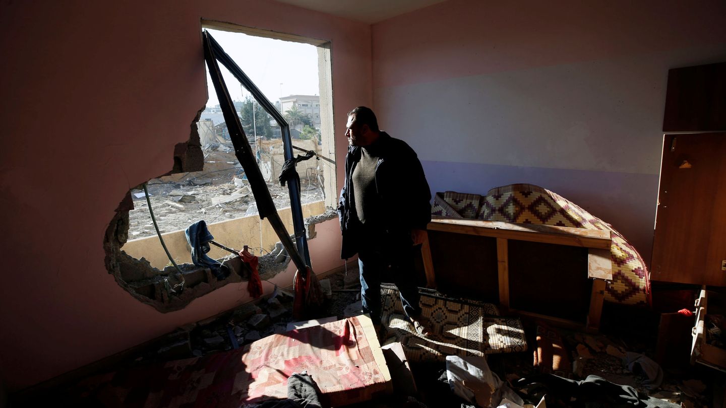 Un palestino mira desde su apartamento, que fue dañado en el ataque aéreo israelí. (Reuters)