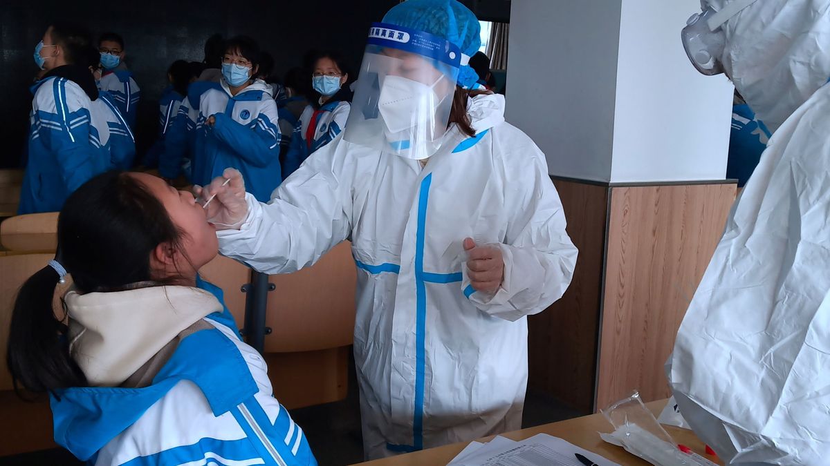 China alerta de un nuevo brote de coronavirus con casi 250 casos en dos días