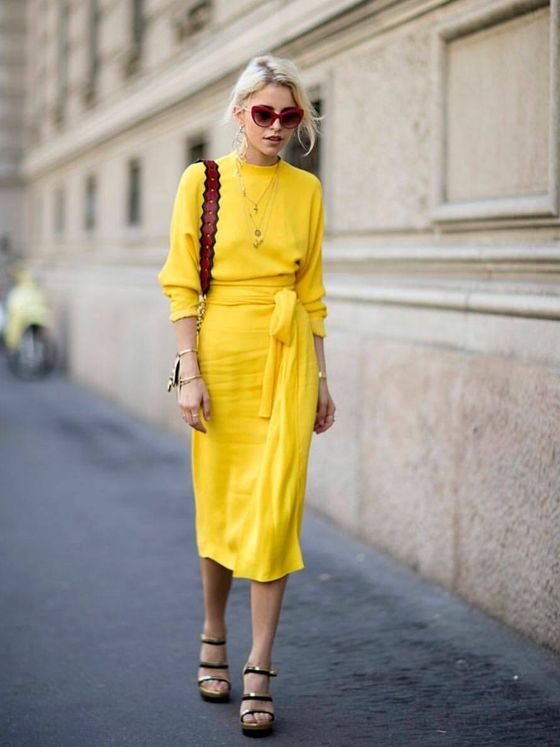 Look del street style con vestido amarillo. (Imaxtree)