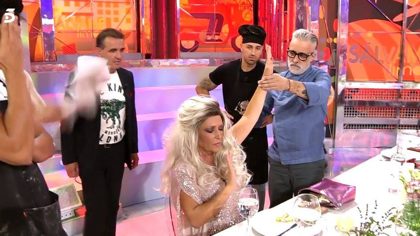 Sergi Arola levanta el brazo de Lydia Lozano. (Telecinco)