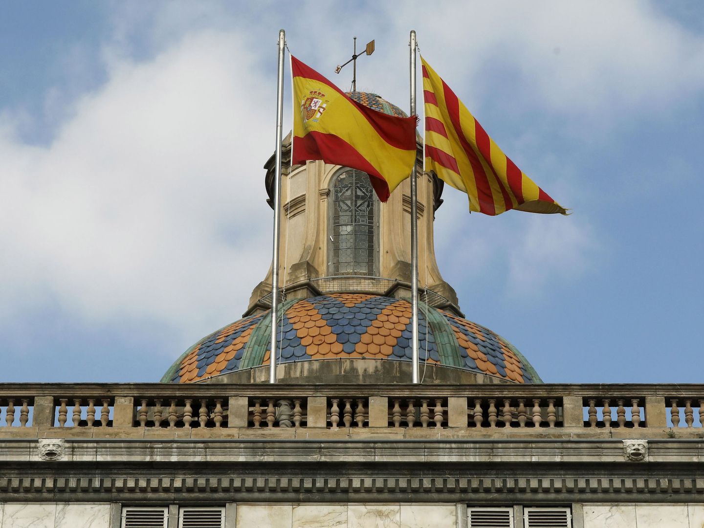 Las banderas española y catalana ondean en la fachada del edificio de la Generalitat de Catalunya. (EFE)
