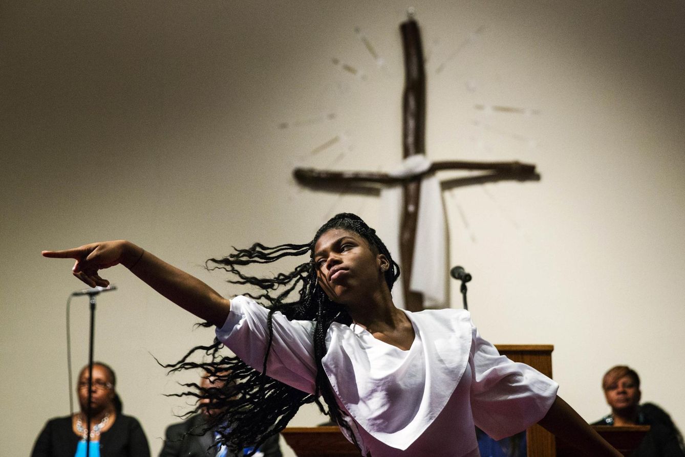 Una mujer baila durante una misa en la Iglesia St. Mark family, en Ferguson, Misuri (Reuters).
