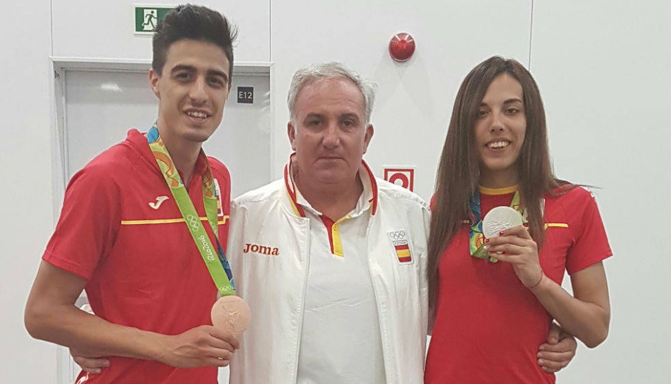 Jesús Castellanos entre Joel González y Eva Calvo, medallistas en Río 2016