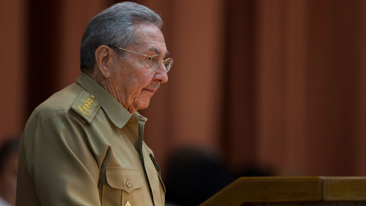 El presidente de Cuba felicita a Trump mientras organiza maniobras militares