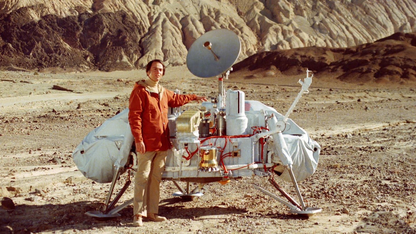 Carl Sagan junto a una réplica de una de las Viking.