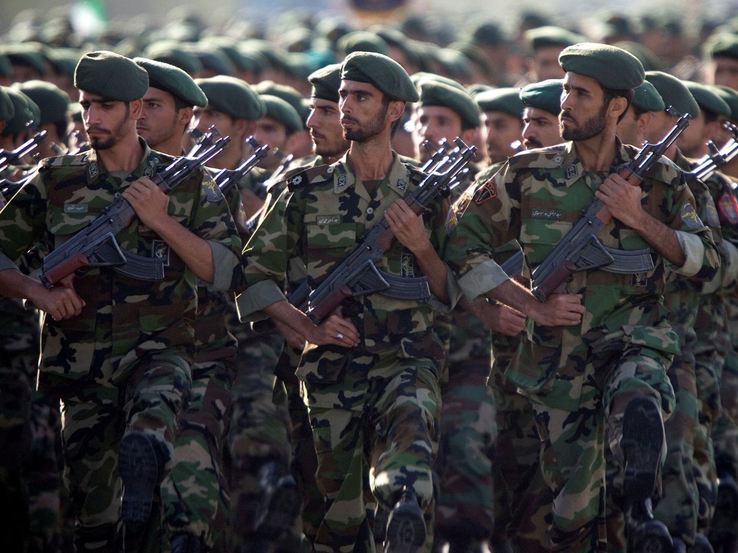 Miembros de la Guardia Revolucionaria de Irán marchan durante una conmemoración de la guerra contra Irak de los años 80. (Reuters)