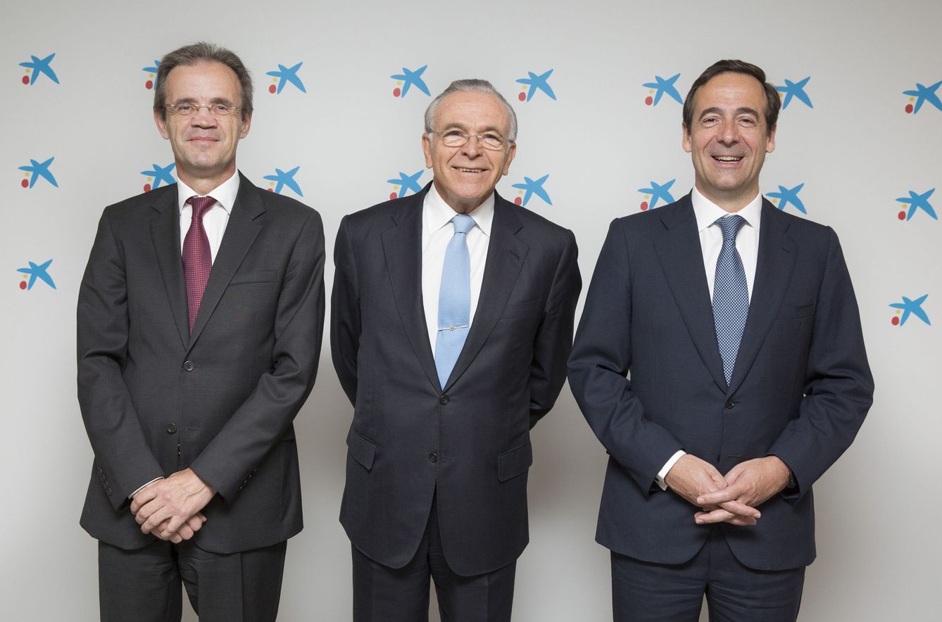 El nuevo presidente de CaixaBank, Jordi Gual (i), su antecesor, Isidre Fainé (c), y el consejero delegado, Gonzalo Gortázar (d). (EFE)