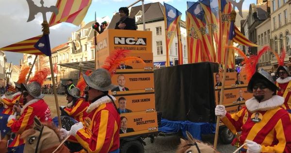 Foto: Un imitador de Puigdemont, durante el carnaval de Alost. (Twitter Dorota Bwolek)