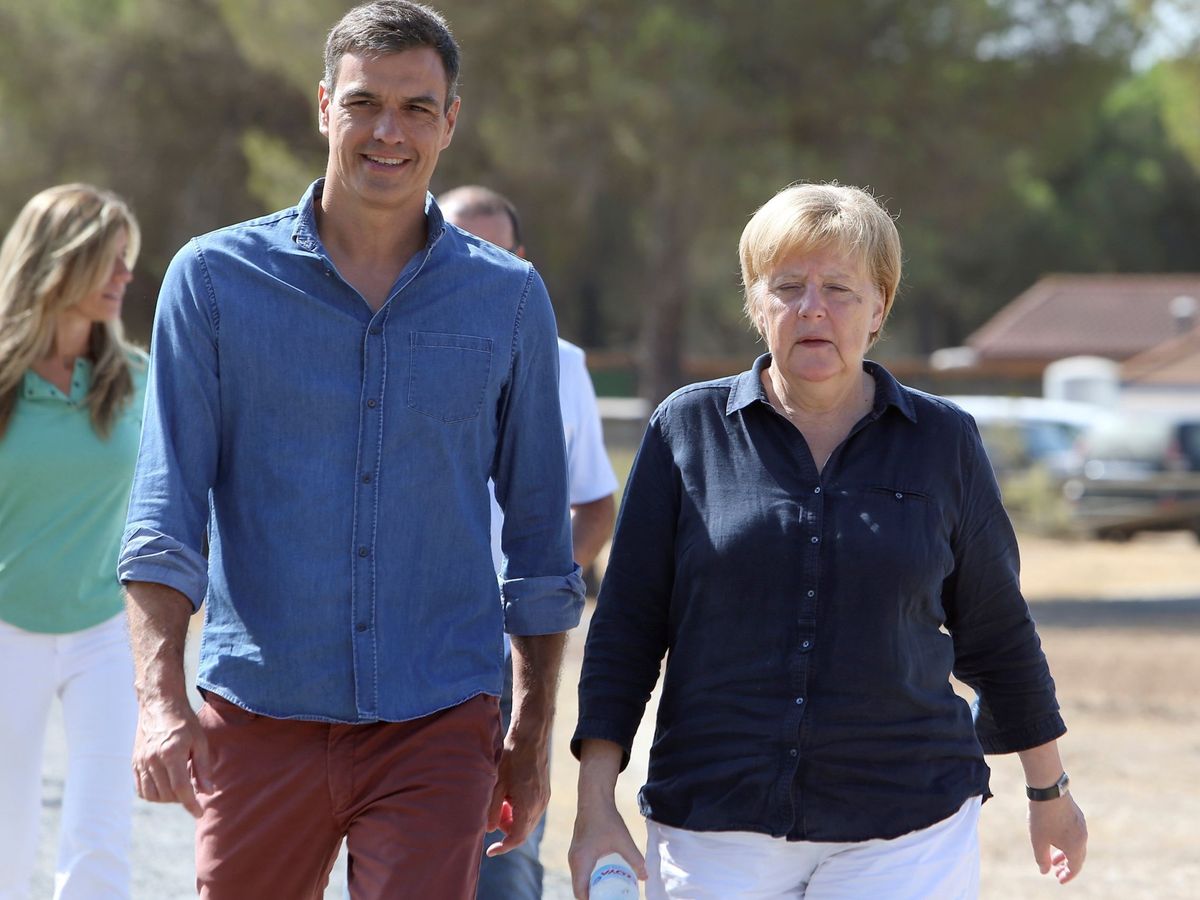 Foto: Sánchez y Merkel, en Doñana. (Moncloa/Fernando Calvo)