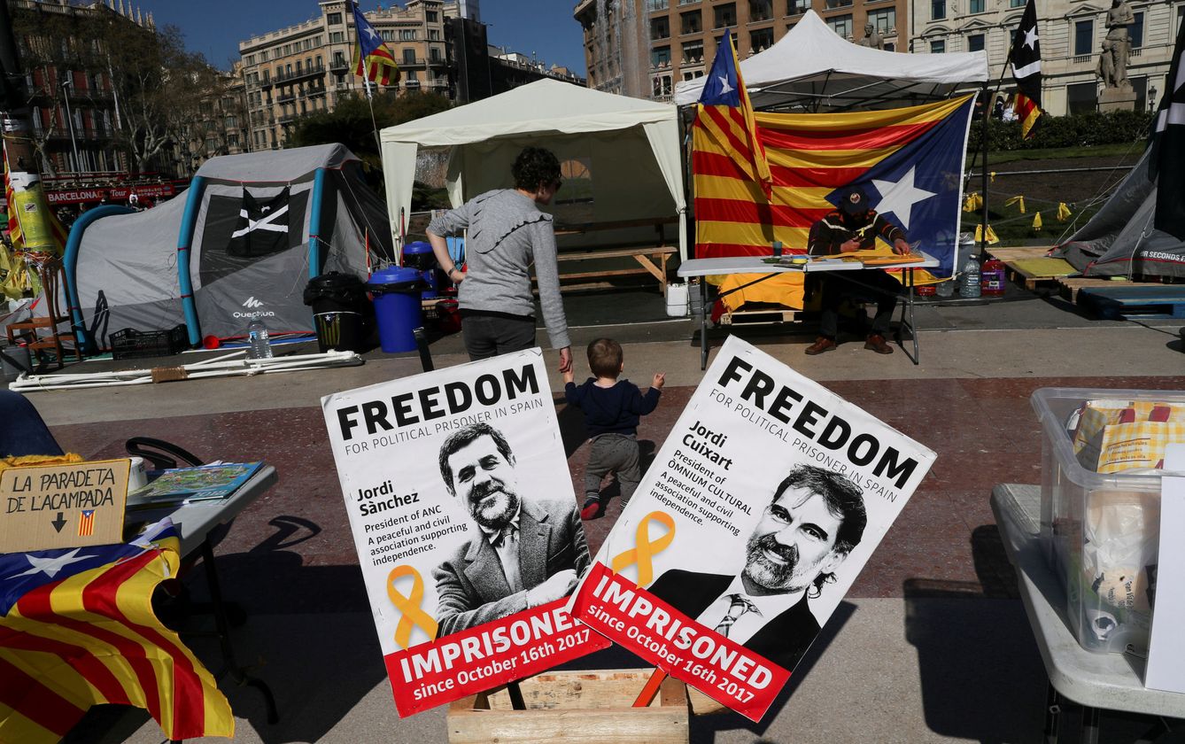 Carteles a favor de Jordi Sànchez y Cuixart. (Reuters)
