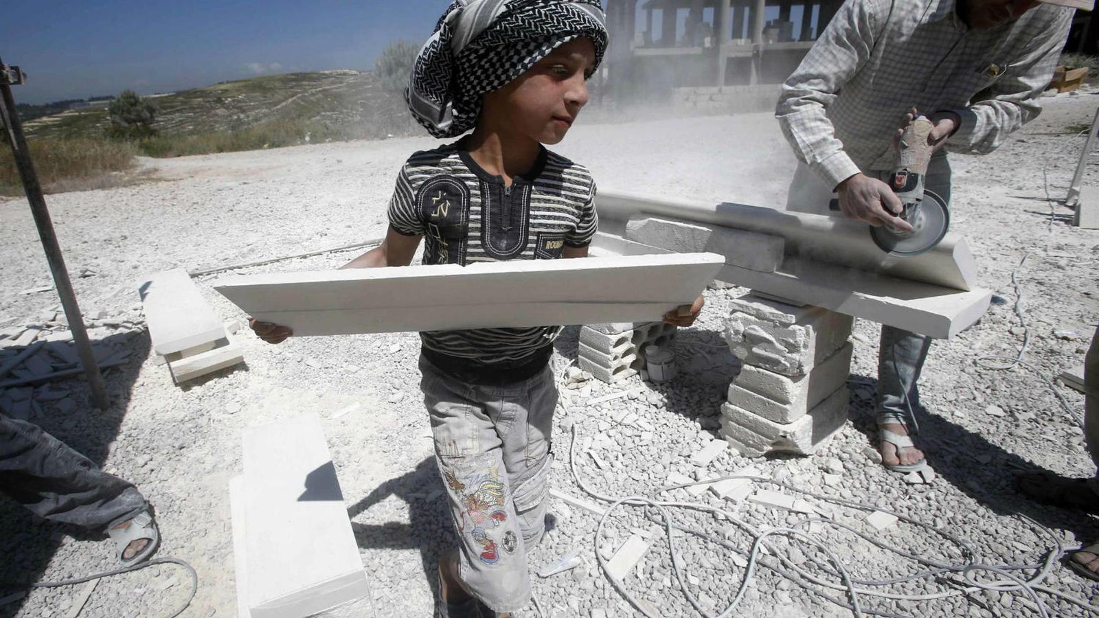 Foto: Un niño refugiado sirio trabajando en una obra en Sidón, al sur de Líbano (Reuters)