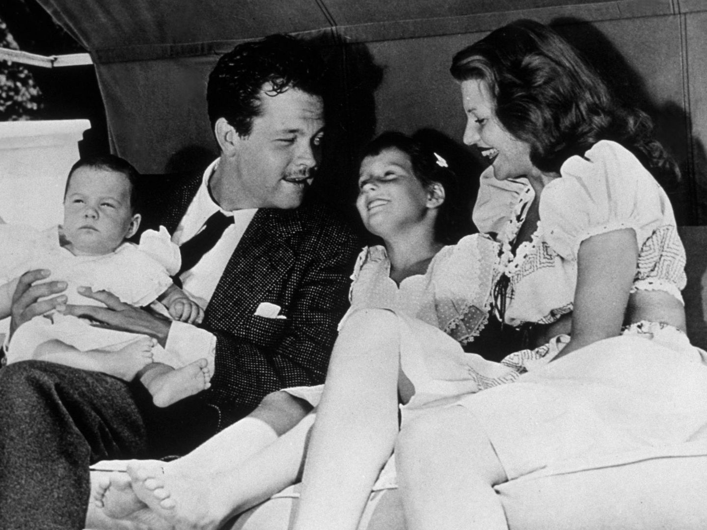 Rita Hayworth junto a Orson Welles y los dos hijos que tuvo con él en 1945.  (Getty)