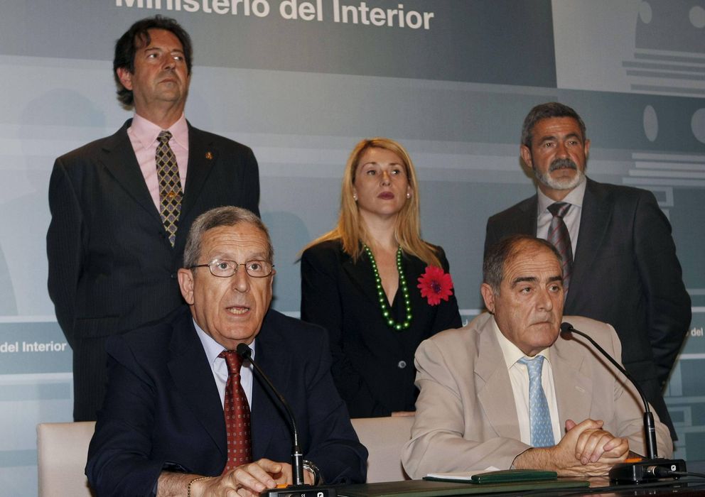 Foto: Los presidentes de la ACVOT, Santos Santamaría (i-sentado), y de la AAVT, Joaquín Vidal (d-sentado). (EFE)