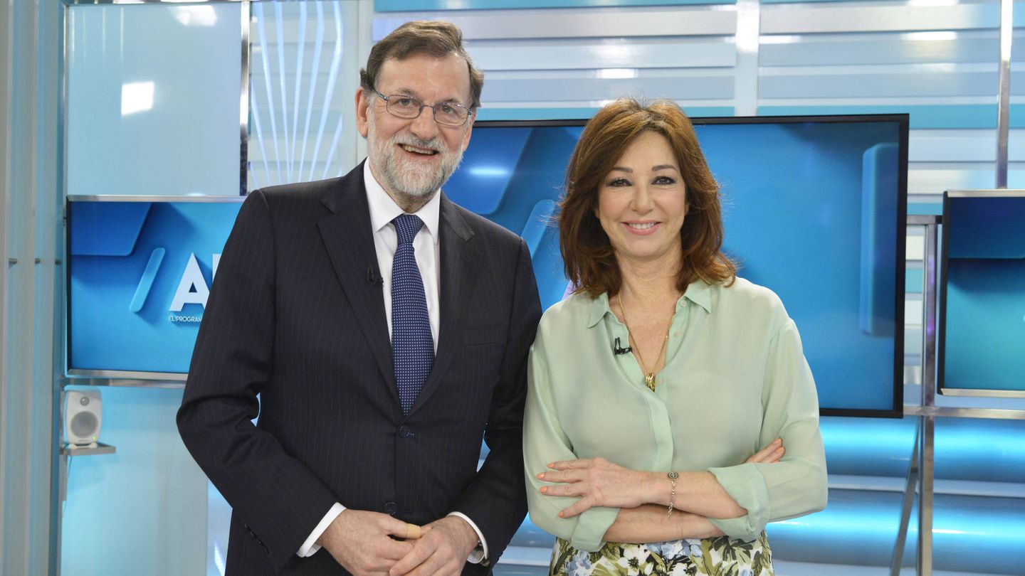 Mariano Rajoy y Ana Rosa Quintana, en una entrevista durante su etapa como presidente del Gobierno. (EFE)