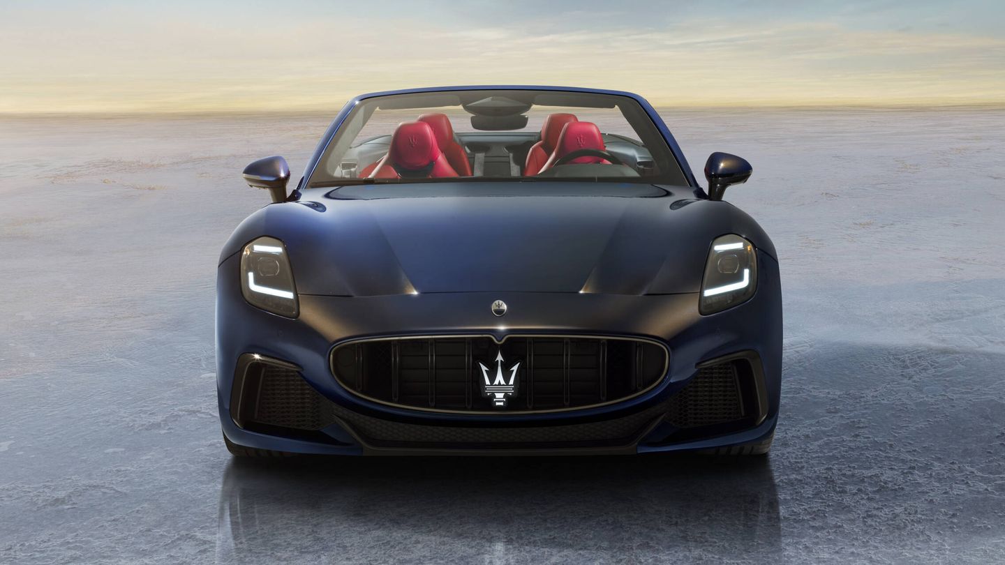 El frontal luce un alargado capó, la clásica parrilla de Maserati y unos faros LED.