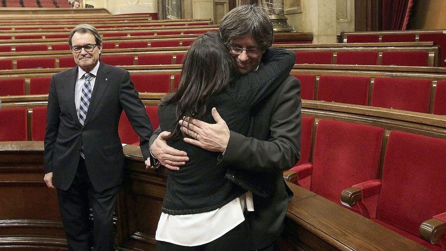 Marcela Topor abrazando a su esposo, Carles Puigdemont. (EFE)