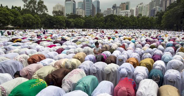 Foto: Musulmanas rezando durante el ramadán en Victoria Park, Hong Kong. (Reuters)