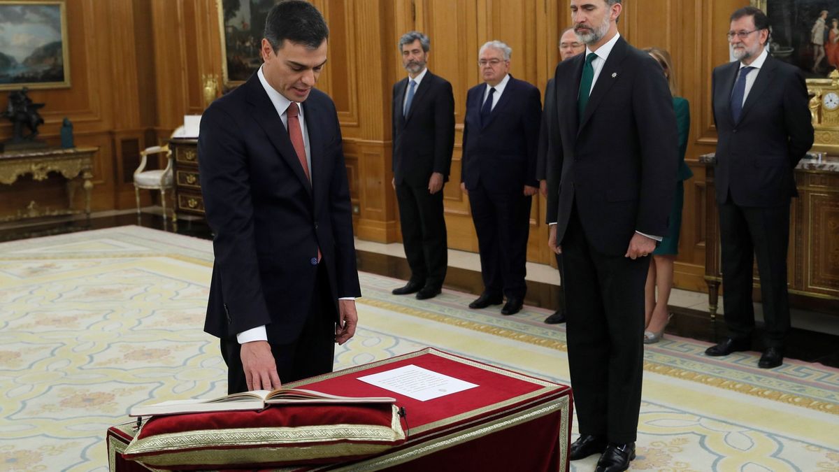 Sánchez promete su cargo de presidente sin Biblia ni crucifijo y en presencia de Rajoy