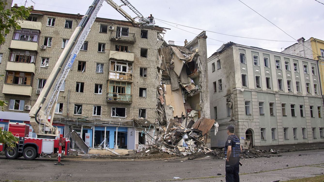 Foto: Un policía observa un edificio residencial dañado tras el impacto de un cohete ruso en la ciudad de Jarkov.  (EFE/EPA/Sergey Kozlov) 