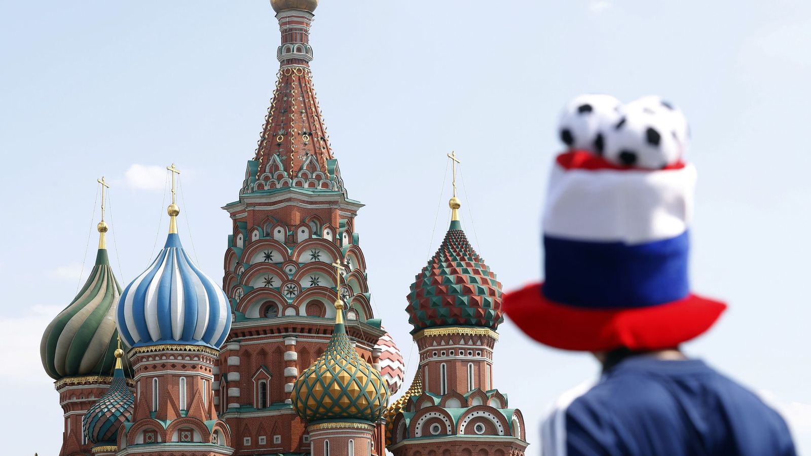 Foto: Un aficionado del Mundial 2018, frente al Kremlin de Rusia | EFE