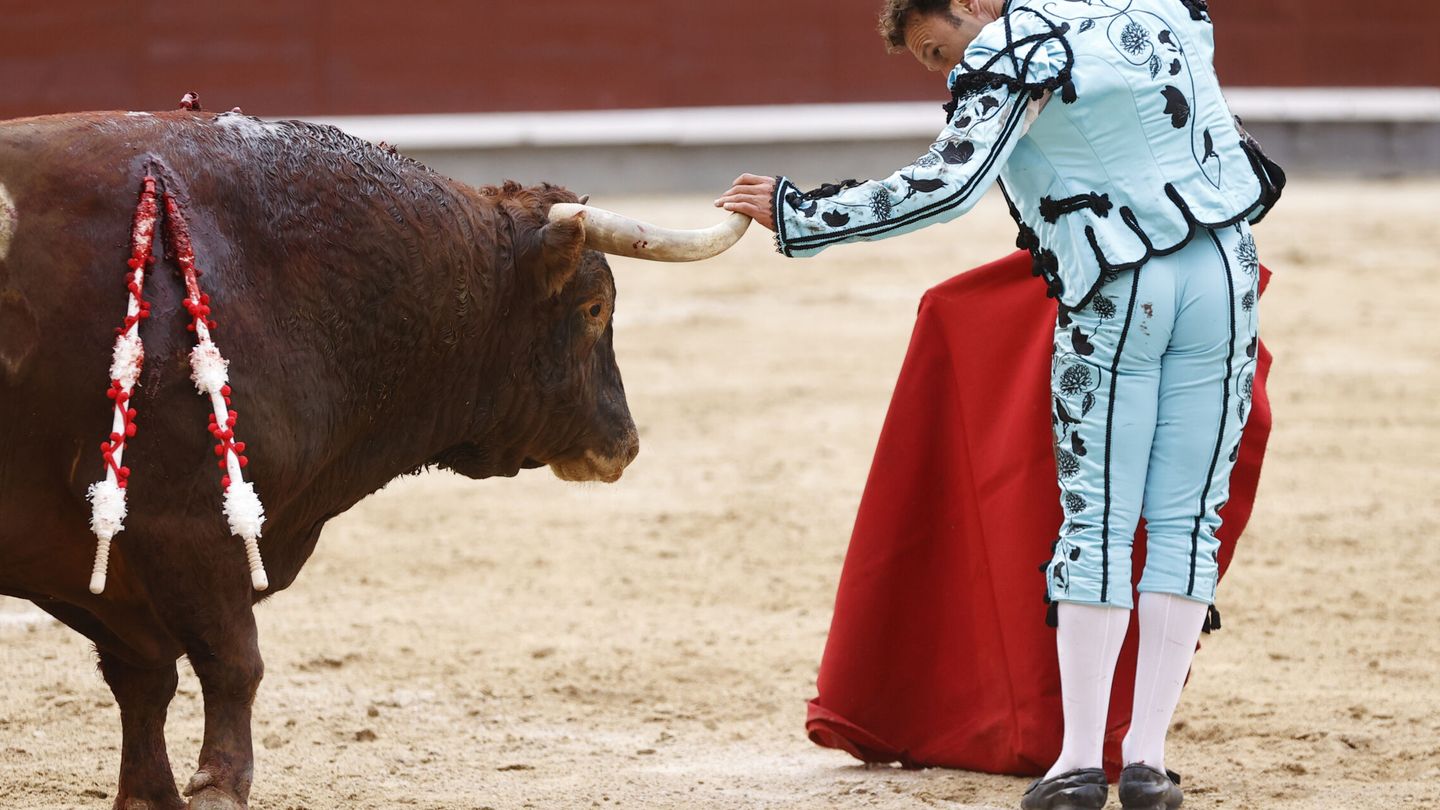 El diestro Antonio Ferrera durante la tradicional corrida Goyesca del 2 de mayo, con toros de la ganadería de El Cortijillo. (EFE/Chema Moya)