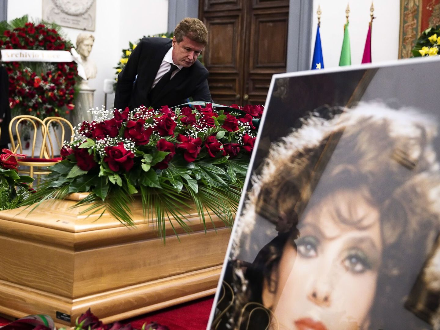 Rigau, en el funeral de Gina hace un año. (EFE/Angelo Carconi)