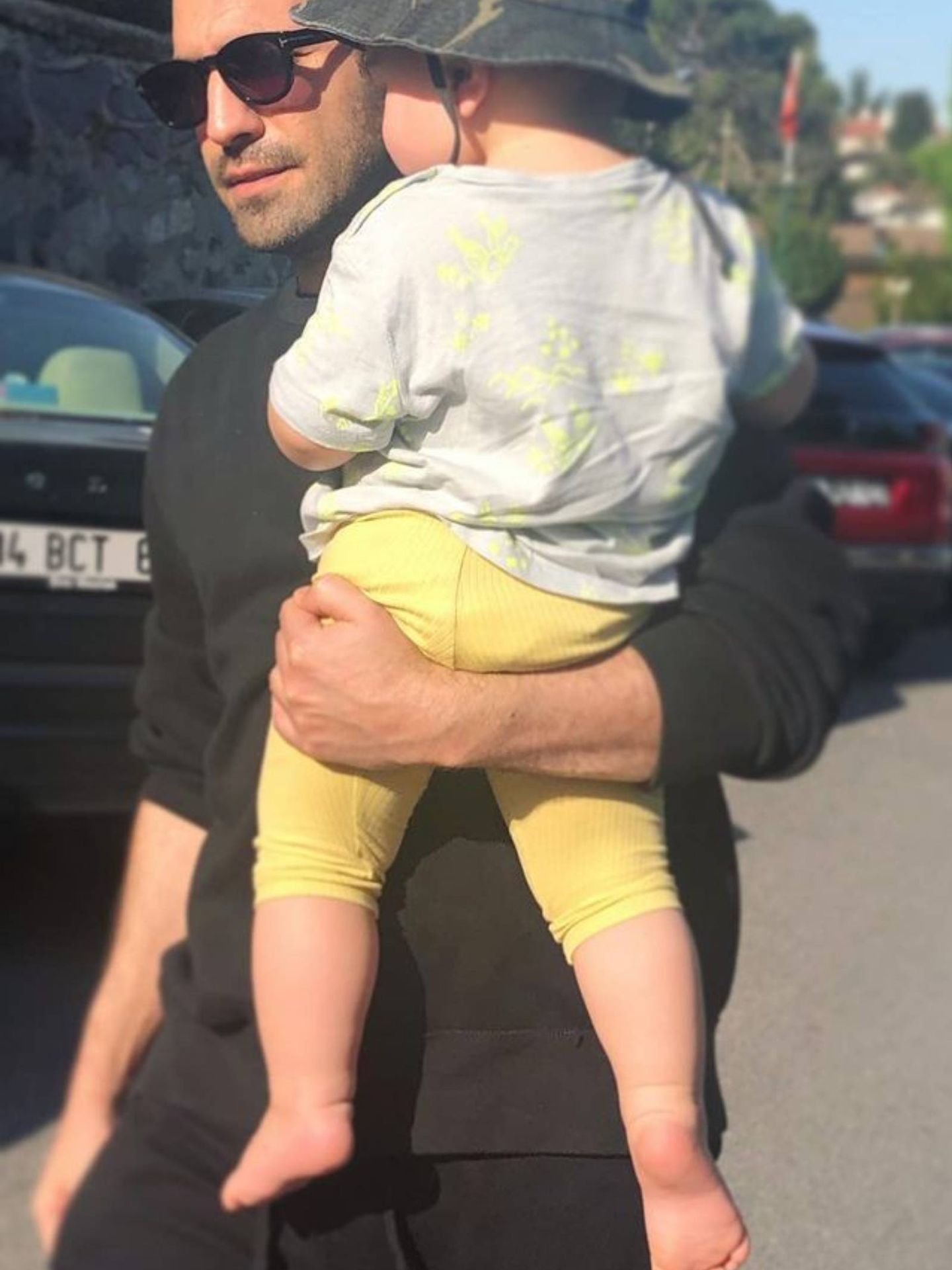 Bugra, con su hijo Cem en brazos. (Instagram @bugragulsoy)