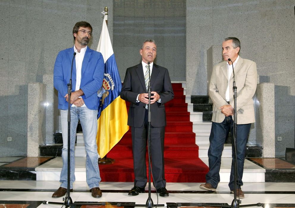 Foto: El presidente del Gobierno de Canarias, Paulino Rivero (c), y los presidentes de los cabildos de Fuerteventura (d) y de Lanzarote durante la rueda de prensa (Ef