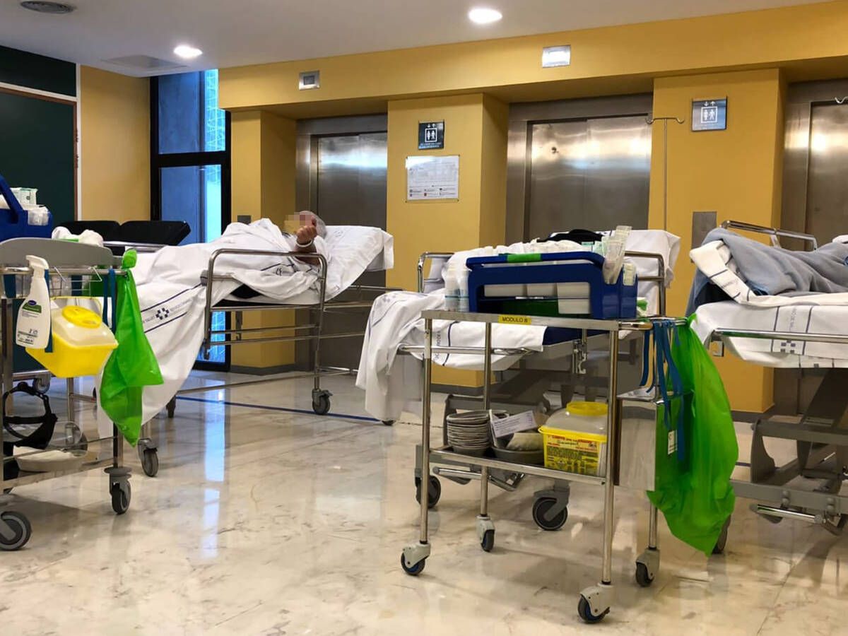 Foto: Las camillas de los pacientes bloquean los ascensores del Hospital Insular de Gran Canaria. (Cedida)