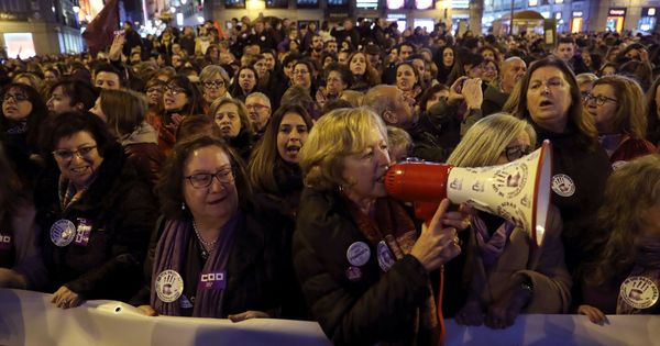 Foto: Cientos de mujeres protestan en la Puerta del Sol de Madrid. (EFE)