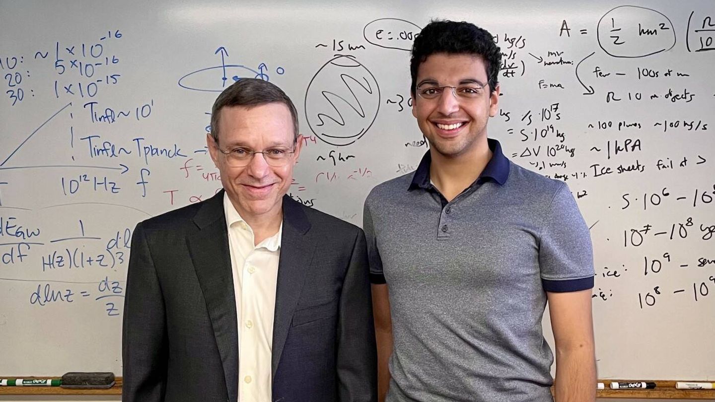 Avi Loeb (i) y Amir Siraj en el despacho de Loeb en Harvard.