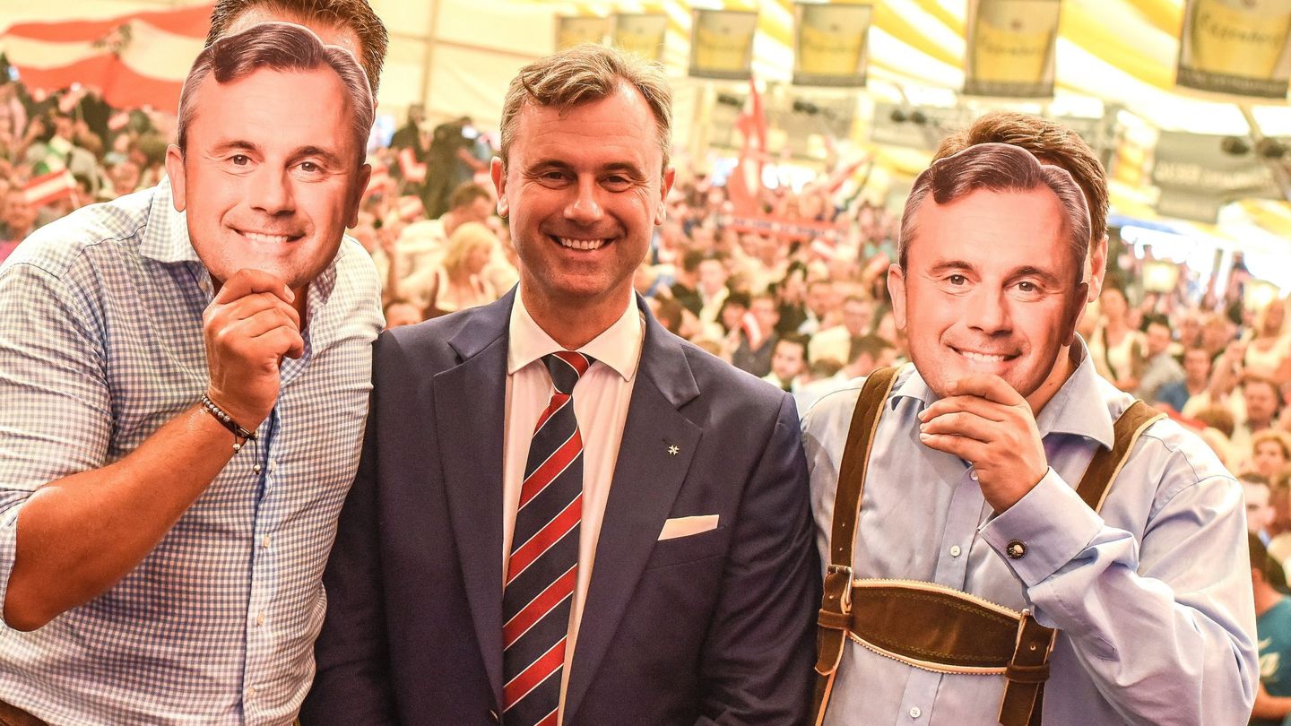 Dos partidarios del FPÖ posan con caretas de Norbert Hofer junto al candidato (Reuters)