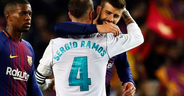 Foto: Piqué y Ramos, dándose un abrazo tras el Barça-Madrid. (EFE)