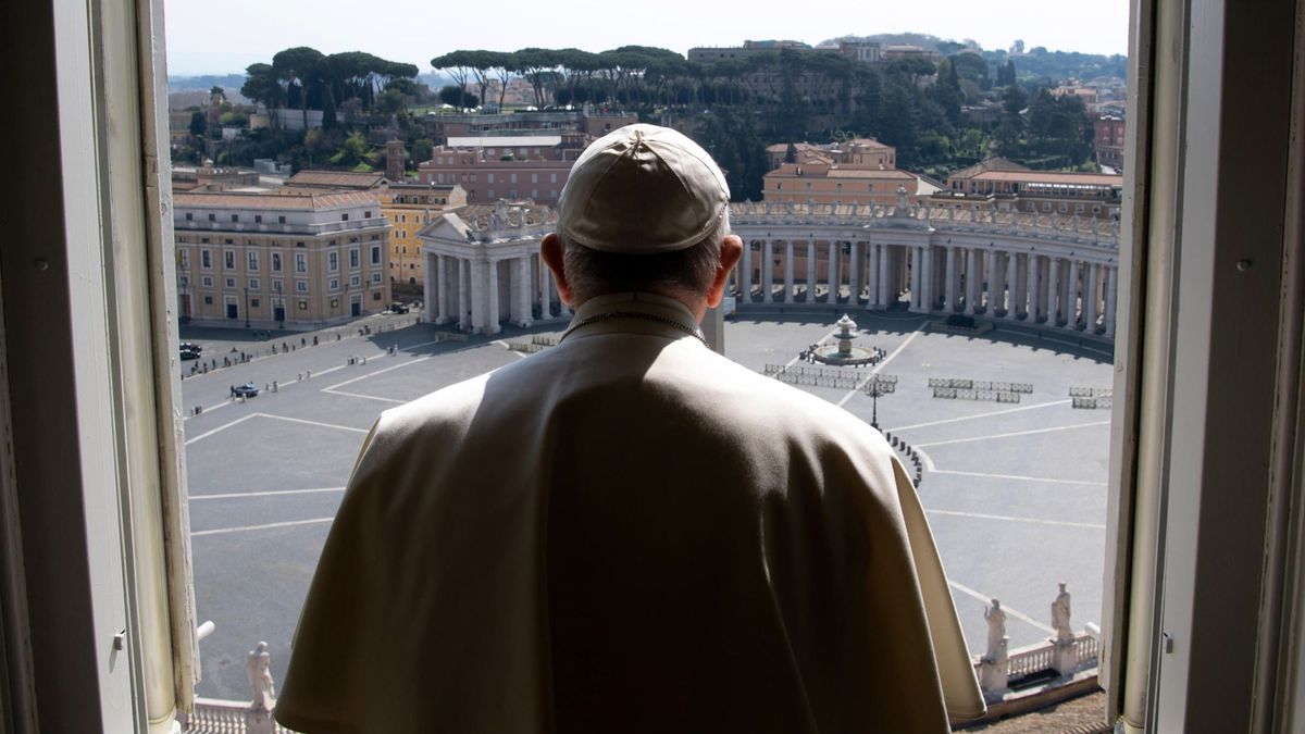 El coronavirus llega al corazón del Vaticano: un colaborador del Papa da positivo