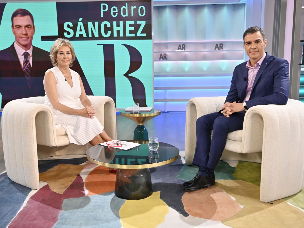 Foto: Pedro Sánchez y Ana Rosa, antes del comienzo de la entrevista. (EFE/Mediaset)