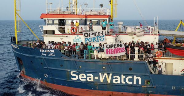 Foto: Migrantes esperan en la cubierta del barco de la ONG alemana Sea Watch. (EFE)