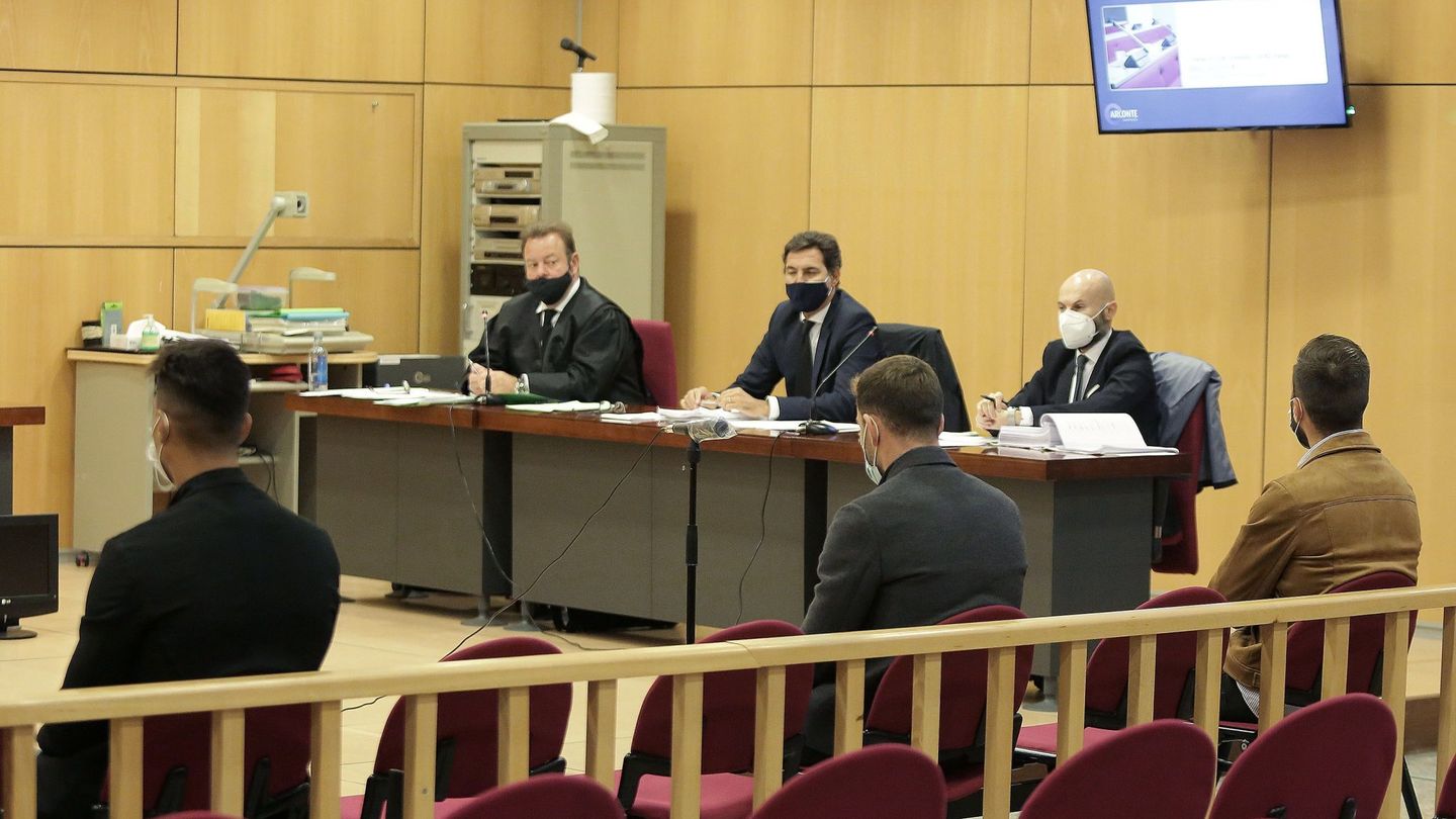 Sergi Enrich, Antonio Luna y Eddy Silvestre, en los Juzgados de San Sebastián. (EFE / Gorka Estrada)