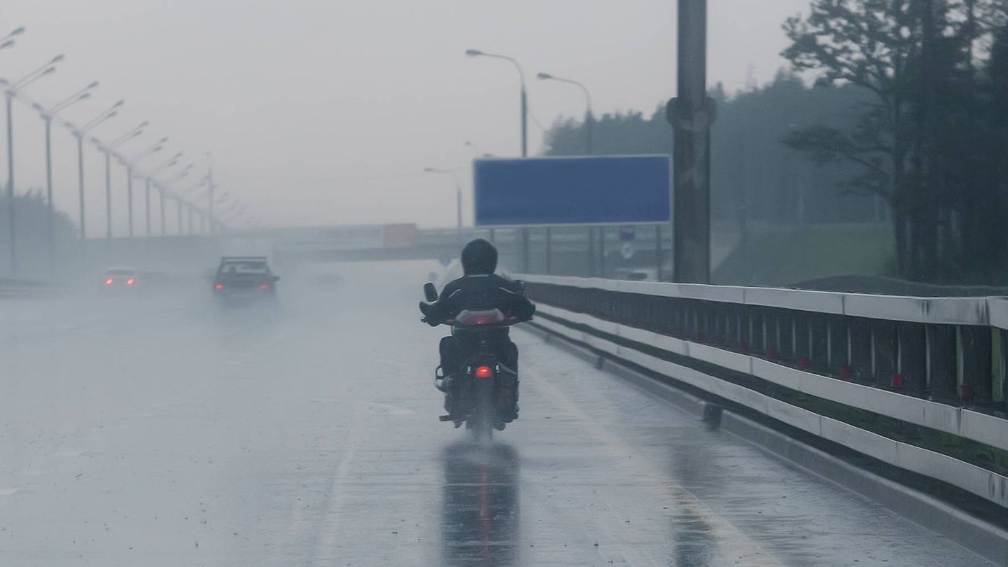 La conducción con lluvia debe ser más suave para evitar posibles problemas. (iStock)