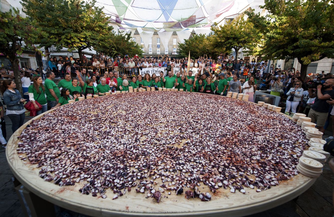 Pulpeiros de Arcos, en O Carballiño (Ourense), festejando la consecución de un nuevo récord. (EFE)